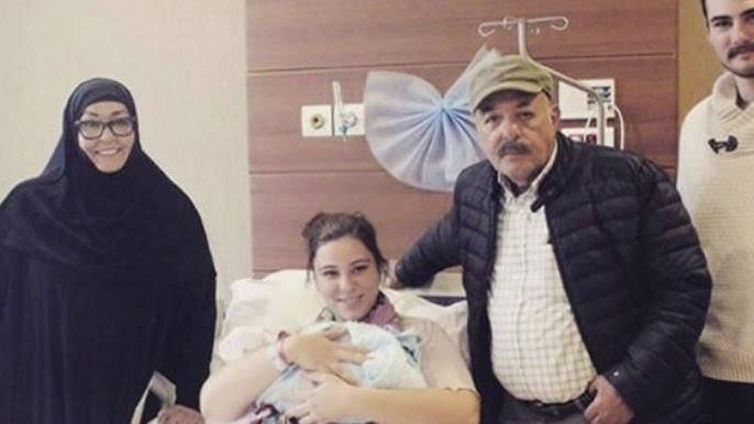 <p><span style="color:#B22222"><strong>87 DAİRESİ VAR</strong></span></p>

<p>Sanatçının 87 dairesi, çok sayıda arsası, Marmaris’te bir adası ve 1000’in üzerinde şarkıdan gelen yıllık 45 milyon TL telif geliri bulunuyor.</p>
