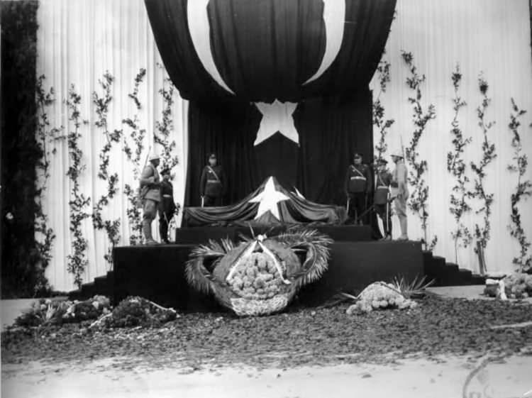 <p>Atatürk'ün naaşının Ankara ve İstanbul'da düzenlenen resmi törenlerle sonsuzluğa uğurlanmasından Etnografya Müzesi'ndeki geçici kabrine nakledilmesine kadar geçen süreyi kapsayan fotoğraflar, bir ulusun önderine duyduğu bağlılığı ve hüznü gözler önüne seriyor.</p>
