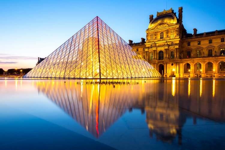 <p><strong>Her yıl milyonlarca turiste kapılarını aralayan Fransa'nın başkenti Paris'te yer alan Louvre müzesi 19 Ekim'de yaşanan tarihi soygunla dünya basınında geniş yankı uyandırdı.</strong></p>
