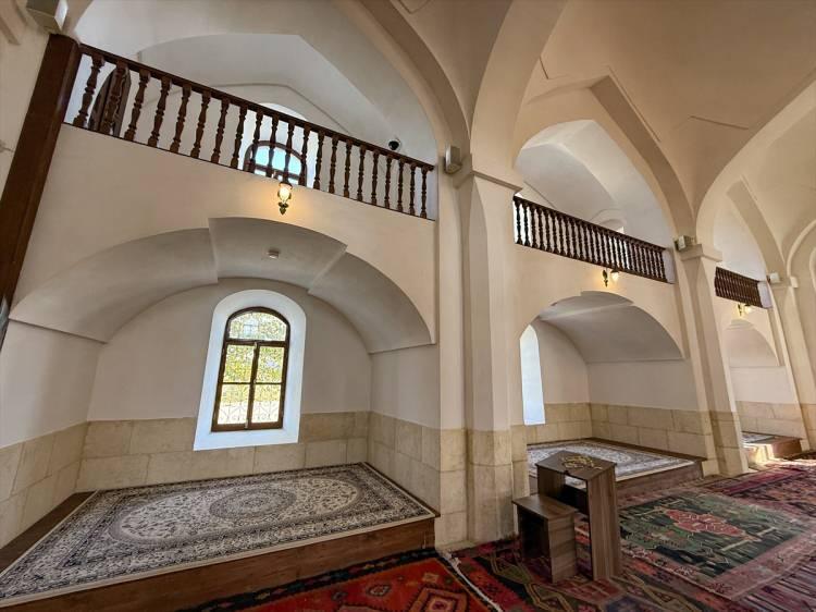 <p>Kur'an-ı Kerim ise Sayın Cumhurbaşkanımız İlham Aliyev ve eşi Mihriban Hanım tarafından Kabe'den getirilip mescide takdim edilmiştir."</p>