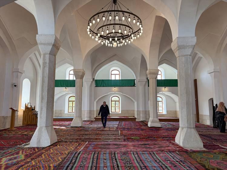 <p>İşgalin ardından Azerbaycan ordusu tarafından 5 yıl önce kurtarılan bölgedeki 157 yıllık cami, ilk günkü dokusuyla yeniden onarılarak bu yıl hem ziyarete hem de ibadete açıldı.</p>

<p> </p>
