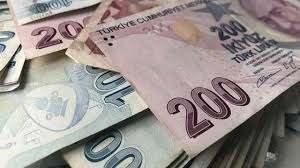 <p><span style="color:#B22222"><strong>SGK VE BAĞ-KUR EMEKLİLERİ NE KADAR ALACAK?</strong></span></p>

<p> </p>

<p>SGK ve Bağ-Kur emeklileri toplam enflasyona göre maaş zammı alıyor. Ekim ayı verisiyle birlikte 4 aylık toplam enflasyon yüzde 10,25 oldu.</p>

<p> </p>

<p><span style="color:#B22222"><strong>Buna göre; SGK ve Bağ-Kur emeklileri şimdiden yüzde 10,25 zammı hak etmiş oldu.</strong></span></p>

<p> </p>

<p>Yapılacak bu zam Ocak 2026'daki maaşlara yansıyacağı için kasım ve aralık ayında açıklanacak olan aylık enflasyon oranında birikimli olarak hesaplanacak.</p>
