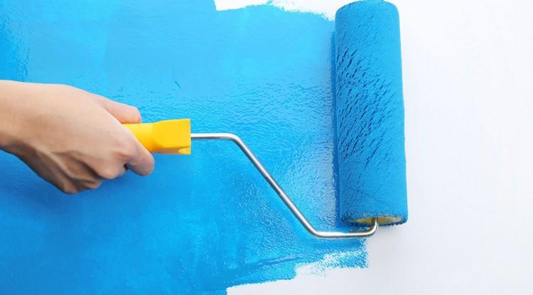 <p><span style="color:#FF0000"><strong>"HUZUR DEĞİL KONTROL HİSSİ OLUŞTURUYOR"</strong></span></p>

<p><strong>2019 yılında bir çalışma yayımlayan psikolog Mark Nemiroff ise mavinin insan zihninde "duygusal bir sığınak" oluşturduğuna vurgu yaparak "Mavi, psikolojik bozuklukları olan kişilerde huzur değil, kontrol hissi yaratıyor" değerlendirmesinde bulundu.</strong></p>
