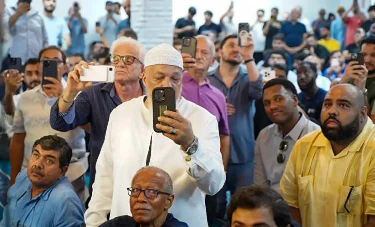 <p>Mamdani, cemaate hitaben yaptığı konuşmada, "Hazreti Muhammed’in (SAV) bize öğrettiği gibi: Kolaylaştırınız, zorlaştırmayınız." sözlerini hatırlattı.</p>
