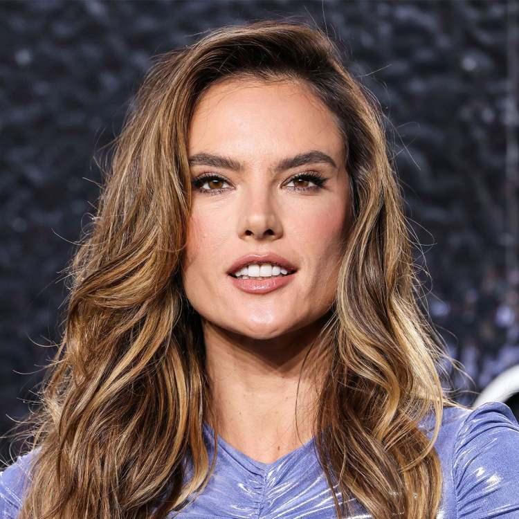 <p><strong>Yıllara meydan okuyan güzelliğiyle adından söz ettiren dünyaca ünlü süper model Alessandra Ambrosio, ünlü bir moda dergisinin ilham veren kadınları onurlandırdığı 'Women of the Year 2025' töreni için soluğu İstanbul'da aldı.</strong></p>
