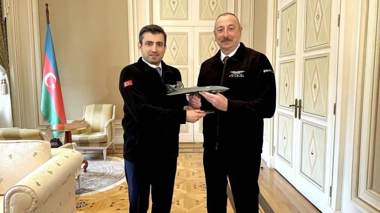 <p><span style="color:#B22222"><strong>BAYRAKTAR KORKUSU BÜYÜYOR</strong></span></p>

<p> </p>

<p>Globes haberinde, Türk İHA’larının Azerbaycan’ın 2020’deki Karabağ zaferinden Ukrayna’daki savaşın ilk dönemine kadar <strong>“savaşta kendini kanıtladığı” </strong>kabul edildi. Buna karşın İsrailli yazarlar, bu başarıyı <strong>“küresel İHA savaşına dönüşen bir rekabet”</strong> olarak çerçevelemeye çalıştı.</p>
