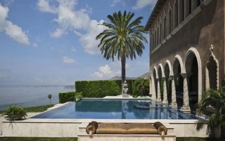 <p><strong>Cher, İtalya ve Fransa’dan getirilen mermer ve kireçtaşları, İspanya ve Fas'tan temin edilen çinilerle süslenen malikane için daha önce "hayatımın en büyük tutkularından biri" yorumunda bulunmuştu.</strong></p>
