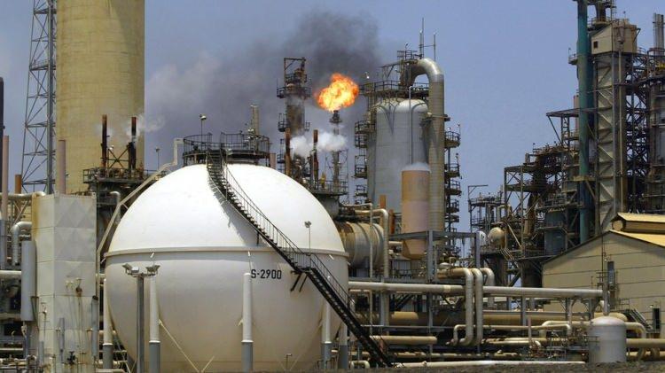 <p>Petrol İhraç Eden Ülkeler Örgütü (OPEC) verilerine göre, Venezuela’nın günlük petrol üretimi 2025 yılı itibarıyla ortalama 1 milyon varil düzeyinde seyrediyor.</p>

<p>Venezuela 303 milyar 200 milyon varil kanıtlanmış petrol rezerviyle dünyada ilk sırada yer alıyor.</p>

<p>Ülkenin batı ve orta bölgelerinde özellikle Orinoco Kuşağı ve Maracaibo Gölü çevresinde çıkarılan petrol, Venezuela ekonomisinin temelini oluşturuyor.</p>

<p>Venezuela Devlet Petrol Şirketi (PDVSA) verilerine göre, ülke 2024 yılında petrol ihracatından yaklaşık 17,5 milyar dolar gelir elde etti.</p>
