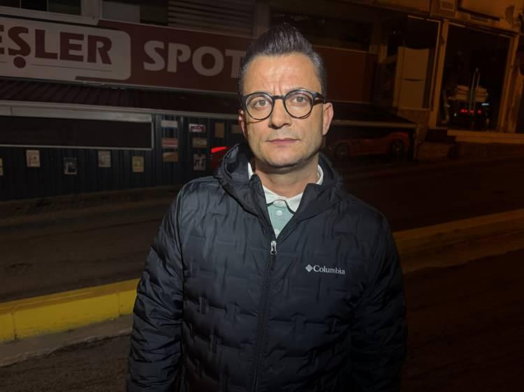 <p><span style="color:#A52A2A"><strong>"BÜYÜK BİR KOPMA OLMUŞTU"</strong></span></p>

<p> </p>

<p>Dükkan sahibi Ahmet Akengin, yaşananları şu şekilde anlattı; <strong>"Balıkesir Sındırgı depreminde kolonlardan birinde büyük bir kopma olmuştu. O zaman sıva çatlağı sandım ama bugün yine büyük bir çatırtı duyduk. <em><span style="color:#A52A2A">Kolonun parçalarının koptuğunu, tavanda ve kirişlerde çatlaklar oluştuğunu gördüm.</span></em> Belediyeyi aradım, ekipler geldi, inceleme yaptılar. Raporun bir hafta sonra çıkacağını söylediler. Yetkililer şu an için tahliye kararı vermedi ama biz vicdanımızın sesini dinleyip binayı boşaltıyoruz."</strong> dedi.</p>
