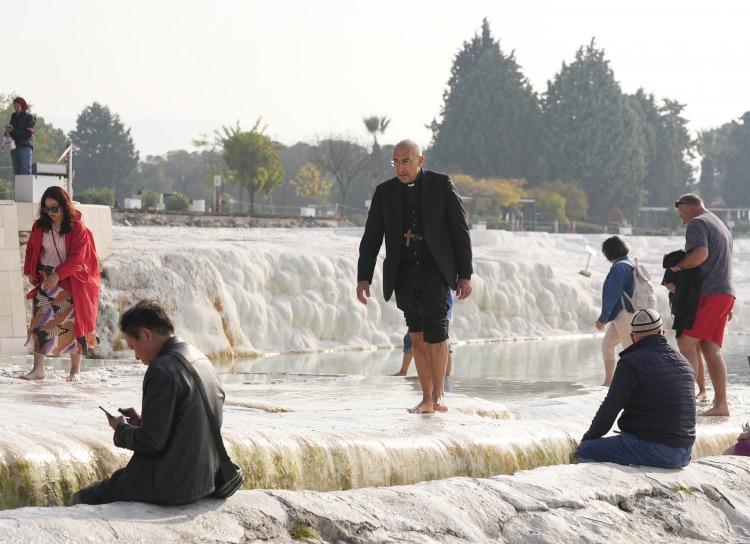 <p>Reina, daha sonra beraberindekilerle UNESCO Dünya Mirası Listesi'ndeki Pamukkale Ören yerine gelerek travertenlerde yürüdü, fotoğraf çektirdi.</p>

<p> </p>
