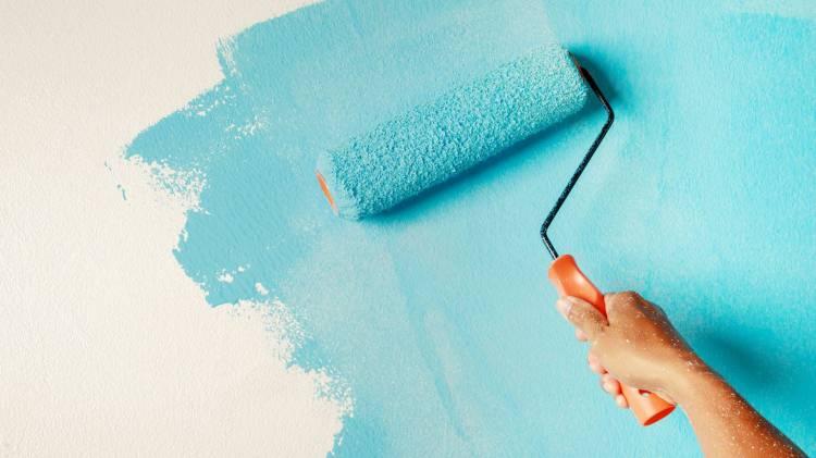 <p><strong>2025'in ilk aylarında "Journal of Personality Research" dergisinde yayımlanan bir başka makalede de, "Karanlık Üçlü (Dark Triad)" olarak bilinen; psikopati, narsisizm ve makyavelizm kişilik özelliklerine sahip kişilerin her ne kadar soğukkanlı bir duruş sergilese de oldukça kaygılı ve duygusal açıdan dengesiz hissettiğini ortaya koydu. Bundan dolayı 'mavi renk' bir noktada duygusal bir fren görevi üstlenerek bu kaygılı hali miminuma indiriyor.</strong></p>
