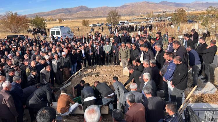 <p>Hayatını kaybedenler toprağa verilirken, yaralılar Van Bölge Eğitim ve Araştırma Hastanesi’nde tedavi altına alındı.</p>

<p> </p>
