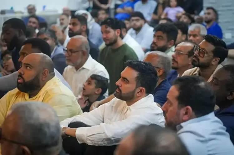 <p>CUMA NAMAZI ÇIKIŞI CEMAATE SESLENDİ</p>

<p>Zirve programı kapsamında Cuma gününü temaslara ayıran Mamdani, cuma namazını kılmak üzere San Juan'daki yerel bir camiyi ziyaret etti.</p>

<p>Cami cemaati tarafından ilgiyle karşılanan Mamdani, namazın ardından kısa bir konuşma yaptı.<br />
 </p>

<p> </p>
