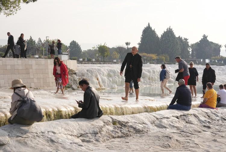 <p>"Bu topraklarda yaşamış olan 2 bin sene evvelki ilk Hristiyanların ayak izlerini takip etmek, onların burada bıraktıkları eserleri veya izleri görmek bizim için son dereye heyecan vericiydi. </p>
