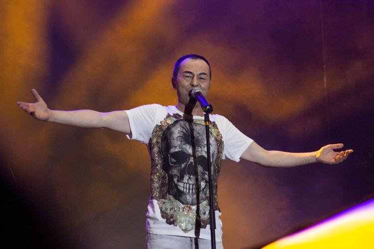 <p><span style="color:#FF0000"><strong>EN BÜYÜK PİŞMANLIĞINI AÇIKLADI</strong></span></p>

<p><strong>En büyük pişmanlığını da açıklayan ünlü şarkıcı, "O kadar içki sigara kullanmışım ki 40 sene. Son 15 senede içmesen ne olur. Kumar oynamasam erken evlenseydim keşke." itirafında bulundu.</strong></p>
