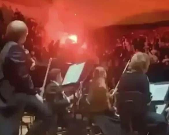 <p><strong>Konserin sabote edilmesi üzerine suç duyurusunda bulunduğunu açıklayan Paris Filarmoni Kurumu, konserde yaşanan "ciddi olayları" esefle ve şiddetle kınadıklarını ifade etti.</strong></p>
