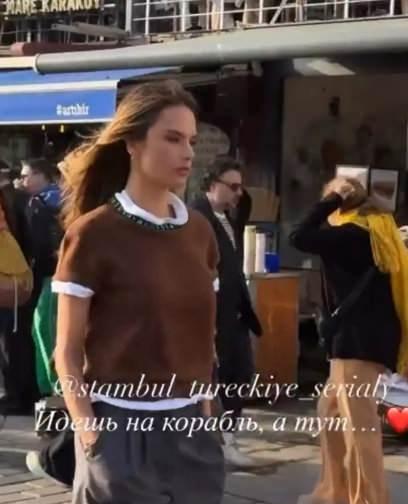 <p><strong>Ardından Karaköy sokaklarını gezen Ambrosio'nun zarif tarzı ve doğal halleriyle dikkat çekti.</strong></p>
