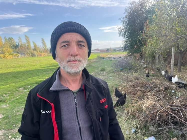 <p>Köpek sorunu olduğuna dikkat çeken 69 yaşındaki Mehmet Keskin ve 50 yaşındaki Murat Savaş'ın 11 tane tavuğu köpeklerce telef edildi. Organik yumurta için besledikleri tavukları ölen mahalleli, belediyeden başıboş köpekler için çözüm bekliyor. Mahalleli, bir çoban gibi tavuklarını güderek köpeklere karşı hayvanlarını korumak için onların başından bir an bile ayrılmıyor.</p>
