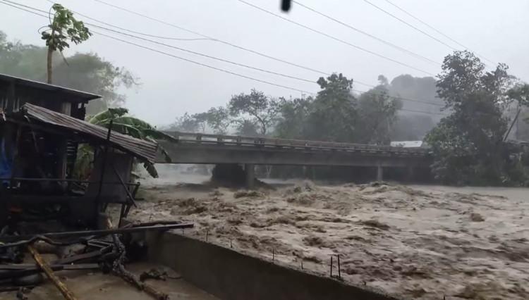 <p>Ülkenin orta kesiminde yer alan Cebu eyaleti, son yılların en yıkıcı sel felaketiyle karşı karşıya kaldı.</p>
