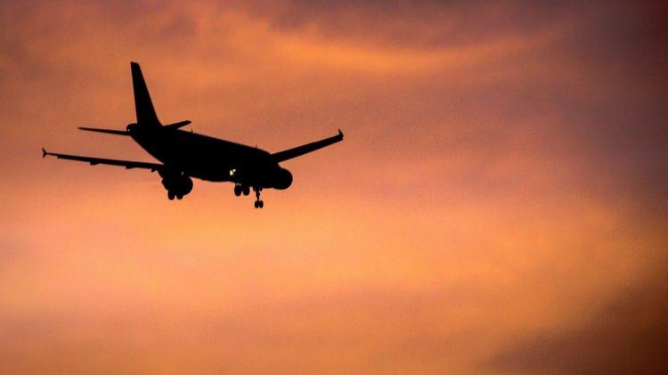 <p><span style="color:#FF0000"><strong>"HERKES ENDİŞELİ AMA SANIRIM GERÇEK BİR TEHDİT YOK"</strong></span></p>

<p><strong>Yaklaşık 40 dakika boyunca uçakta bekletilen yolculardan biri, o anları sosyal medya hesabından canlı olarak yayınladı ve "Tuvalette bomba yazılı bir not bulunmuş. 40 dakikadır uçağın içindeyiz. Herkes endişeli ama sanırım gerçek bir tehdit yok" ifadelerini kullandı.</strong></p>
