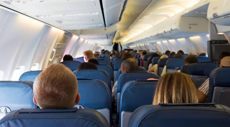 <p><span style="color:#B22222"><em><strong>ABD'de Frontier Havayolları'na ait bir uçağın tuvaletinde yer alan 'üç kelimelik' bir not, krize neden oldu.  Polis ve bomba imha ekiplerini harekete geçiren not, hem yolculara hem de kabin personeline zorlu anlar yaşattı.</strong></em></span></p>
