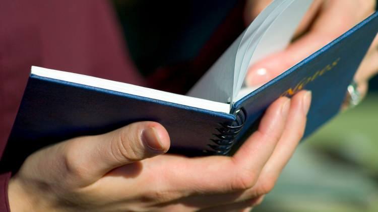 <p><strong>Üç kelimelik notu gören görevli, büyük bir panikle tüm ekibi alarma geçirdi. Pilotlar, söz konusu notu kuleye bildirdi ve uçak acil durum prosedürüyle Dallas-Fort Worth Havalimanı'na yönlendirildi.</strong></p>
