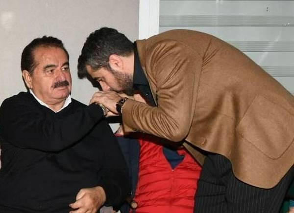 <p>Sosyal medya hesabından yaptığı dikkat çekici paylaşımda Tatlıses, duygusal ama kararlı bir mesaj verdi:</p>

<p><strong>“Yıkmadı, dimdik ayaktayım.”</strong></p>

<p>Bu paylaşım, kısa sürede sosyal medyada büyük yankı uyandırdı. Takipçileri Ahmet Tatlıses’e destek mesajları yağdırırken, bazı kullanıcılar da baba-oğul arasındaki gerginliğin yeniden alevleneceğini öne sürdü.</p>
