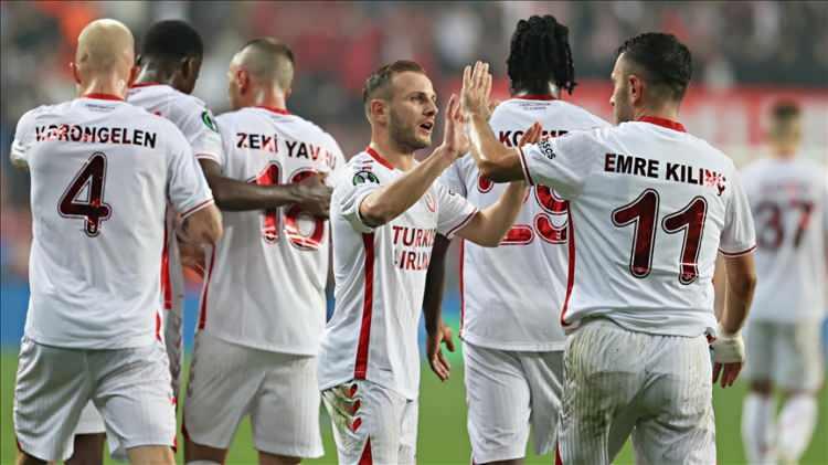 <p>Konferans Ligi'ndeki temsilcimiz Samsunspor ise sahasında konuk ettiği Hamrun'u 3-0 mağlup ederek liderliğe yükseldi.</p>
