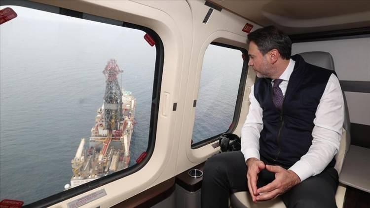 <p>Türkiye’nin 6 derin deniz sondaj gemisine, 2 de sismik gemiye sahip olduğuna işaret eden Bayraktar, gemilerin fiyatlarına ilişkin eleştirilere de cevap verdi</p>
