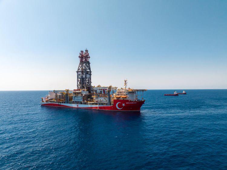 <p>7'nci nesil derin deniz sondaj gemisi sınıfında yer alan Abdülhamid Han, 3 bin 650 metre su derinliğinde çalışabilme kapasitesine ve 12 bin 120 metre maksimum sondaj derinliğine sahip olma özelliği taşıyor. Uzunluğu 238 metre, genişliği 42 metre olan gemi, teknik özellikleriyle ve donanımlarıyla dikkati çekiyor.</p>

<p> </p>
