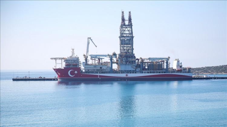 <p>Milli enerji filosuna yeni eklenen 5'inci ve 6'ncı sondaj gemilerinden birinin Karadeniz'deki, diğerinin de Akdeniz'deki operasyonlarda kullanılması planlanıyor. Oruç Reis sismik araştırma gemisi yeni görevine Filyos'ta hazırlanırken Barbaros Hayrettin Paşa sismik araştırma gemisi de Karadeniz'de kullanılıyor. Türkiye'nin enerji filosunda derin deniz sondaj ve sismik araştırma gemilerinin yanı sıra 11 destek gemisi, bir inşaat gemisi ve 1 de yüzer üretim platformu bulunuyor.</p>

<p> </p>

<p><span style="color:#B22222"><strong>KAYNAK: AA</strong></span></p>

