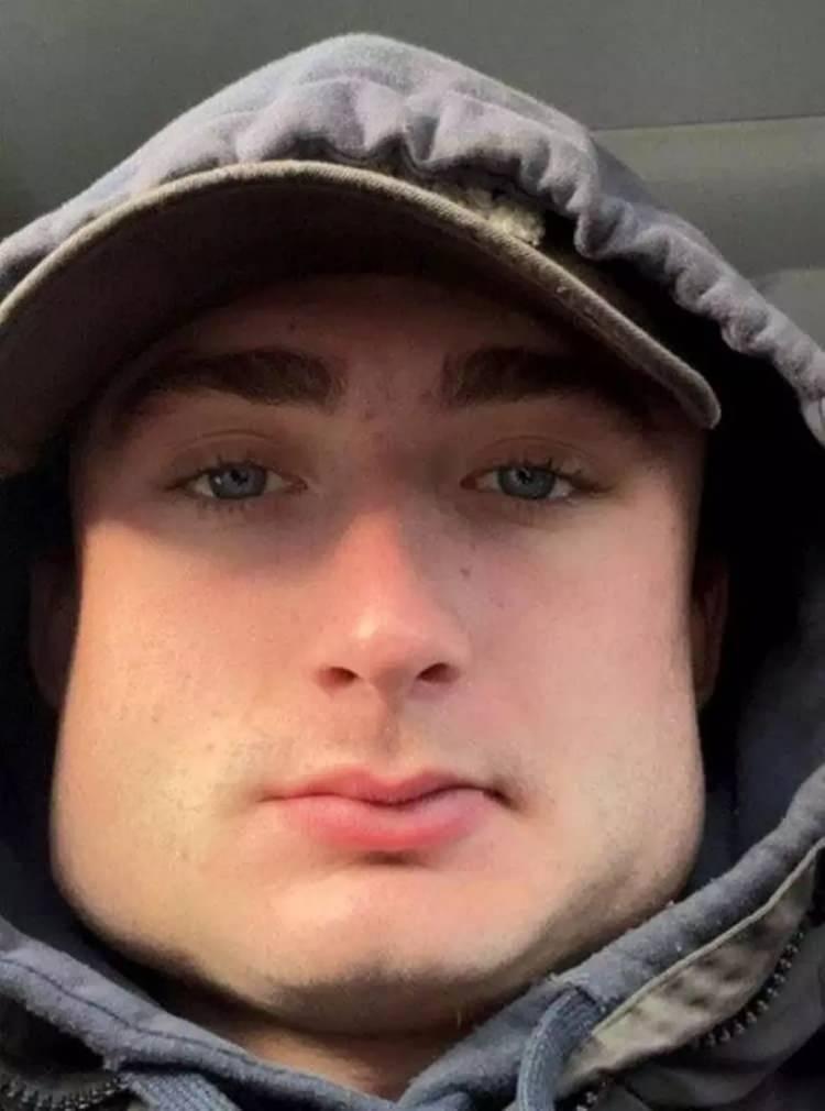 <p><span style="color:#800080"><em><strong>"Yanaklarım yıllar boyunca aldığım darbeler yüzünden şişti. Ailemde böyle bir durum yok, tamamen tekrarlanan travmadan kaynaklandığını düşünüyorum"</strong></em></span> diyen genç adam, bu durumun hem <strong>sosyal medyada</strong> hem de <strong>günlük hayatında</strong> kendisine zor anlar yaşattığını itiraf etti.</p>
