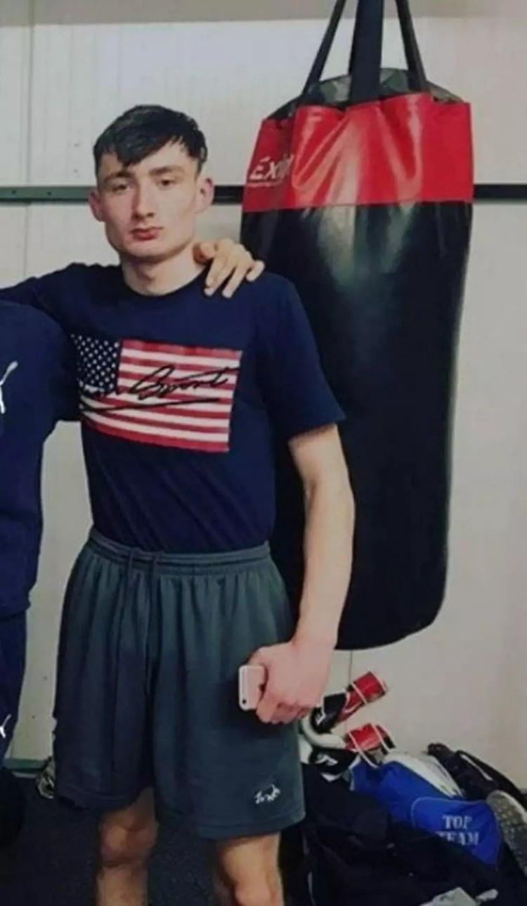 <p><strong>İngiltere'de yaşayan 23 yaşındaki Linx</strong>, <strong>5 yaşından bu yana boksla ilgilendiğini</strong>, ancak <strong>18 yaşından sonra yüz hatlarında gözle görülür bir değişim</strong> yaşandığını söyledi.</p>
