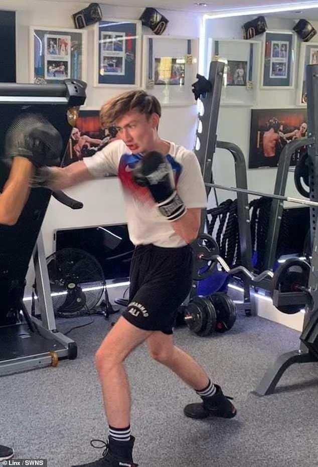 <p><strong>5 yaşından bu yana 50’den fazla çıplak elle dövüş müsabakasına katıldığını</strong> söyleyen Linx, <strong>hiç yenilmediğini</strong> ve <strong>sosyal medyadaki videolarının 3 milyondan fazla izlenme aldığını</strong> belirtti.</p>
