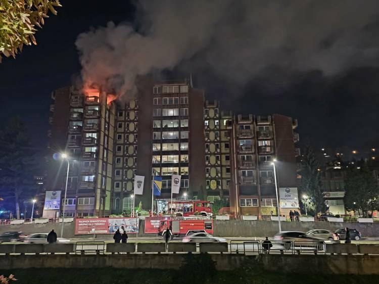 <p>Yerel medyadaki haberlere göre, akşam saatlerinde Tuzla'da bir huzurevinde henüz bilinmeyen bir nedenle yangın çıktı.</p>

<p> </p>
