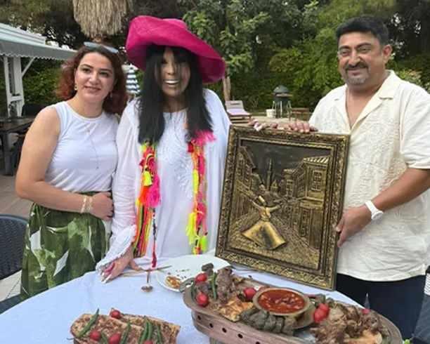 <p>İşletmeci Mesut Tekin, Bülent Ersoy’a özel el işçiliği tablo hediye etti. Konya Kebap Evinin, Ersoy aracılığıyla bir kez daha gündeme gelmesi, bölgedeki lezzet durakları için de önemli bir tanıtım fırsatı oldu.</p>
