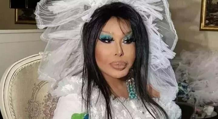 <p><span style="color:#B22222"><strong>ERSOY'DAN MESUT TEKİN'E ÖVGÜ DOLU SÖZLER</strong></span></p>

<p>Önceden Kebap Evi'nin lezzetlerini tattığını belirten usta sanatçı, <strong>"Yemeklerinizin tadı muhteşem ötesiydi"</strong> diyerek, Konya’dan özel olarak getirilen siparişlerini tekrar tattı. İşletme sahibi Mesut Tekin’e övgüler yağdıran Diva, duygularını şu sözlerle dile getirdi:</p>
