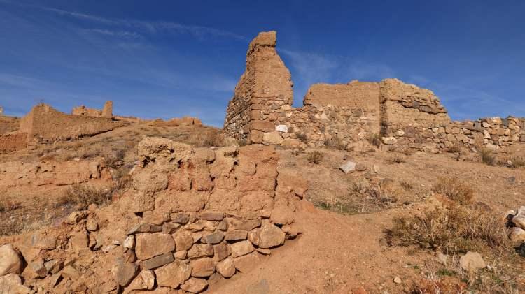 <p>Köydeki çocukluk hatıralarını anlatan Kuzaytepe, "O kadar çok hasretini çekiyorum ki. O küçücük evlerde 8-10 kişi birlikte yaşardık. Çok tatlı, huzurlu ve neşeli bir hayat vardı, hala hatırlıyorum. Soba yoktu, ocakta hem yemek pişer hem de ısınırdık. O halde bile 8-10 kişi küçücük evlerde yaşamaktan mutluyduk. Çocukluğumun en güzel yıllarıydı. Zamanla yetişen gençler iş ve okul sebebiyle İstanbul, Ankara, Kırıkkale gibi şehirlere göç etti" şeklinde konuştu.</p>
