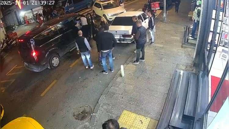 <p><span style="color:#A52A2A"><strong>TRAFİKTE TARTIŞMA </strong></span></p>

<p> </p>

<p>Akşam saatlerinde partiden çıkarak araçlarına binen 3 arkadaş, evlerine dönmek üzere yola çıktı.</p>

<p> </p>

<p>Trafikte ilerleyen Ataman, bir araç sürücüsüyle yol verme nedeniyle tartışmaya başladı.</p>

<p> </p>

<p>Tartışmanın ardından taraflar ayrılırken, 5 dakika sonra olay yerine geri gelen Ataman, esnaf oldukları öğrenilen 3 kişinin önünü kesti.</p>
