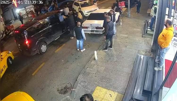 <p><span style="color:#A52A2A"><strong>TARTIŞTIĞI KİŞİLERİN ÖNÜNÜ KESTİ </strong></span></p>

<p> </p>

<p>Ataman ve kız arkadaşları, araçtan indirmeye çalıştıkları gruba saldırınca aralarında kavga çıktı.</p>

<p> </p>

<p>Ataman ve kız arkadaşları araçtakileri yumruk ve tekmelerle darbederken, aracın içerisinden inen 1 kişi,<span style="color:#A52A2A"><em> silah çekerek Ataman’a ateş açtı. </em></span></p>

<p> </p>

<p><span style="color:#A52A2A"><em><strong>Olay sırasında tek kurşunla ağır yaralanan Ataman</strong></em></span> kanlar içerisinde yere yığıldı.</p>

<p> </p>

<p>Olay anı ise güvenlik kamerasına saniye saniye yansıdı.</p>
