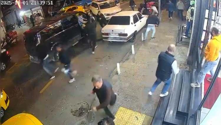 <p>Kız arkadaşları ifadelerinde, 34 KUH 038 siyah renkli aracın içerisinde bulunan 3 kişiyle olaydan yaklaşık 5 dakika önce aralarında tartışma başladığını, daha sonra caddede tekrar karşılaşıp tartışma yaşadıklarını, ardından da araçtaki şüphelinin ateş ettiğini ve olay yerinden uzaklaştıklarını söyledi.</p>
