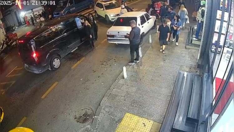 <p><span style="color:#A52A2A"><strong>SUÇUNU İTİRAF ETTİ; SİLAHI MEZARLIĞA ATTIĞINI SÖYLEDİ </strong></span></p>

<p> </p>

<p>Devam eden çalışmalarda şüphelilerin Emirhan Y. (18), Ömer Faruk Y. (18) ve Muhammet K. oldukları tespit edildi. Şirintepe Mahallesi’nde bir sokakta olduklarını tespit eden Kağıthane Devriye Ekipler Amirliği polisleri şüphelileri yakaladı.</p>

<p> </p>

<p>Ateş açanın kendisi olduğunu itiraf eden Muhammet K., ve yanındaki 2 kişi gözaltına alındı.</p>

<p> </p>

<p>Olayda kullandığı silahı mezarlığa attığını söylemesi üzerine polis mezarlıkta arama yaptı.</p>

<p> </p>

<p><span style="color:#A52A2A"><strong><em>Yaklaşık 2 saat süren aramalarda silah bulunamadı.</em></strong></span></p>
