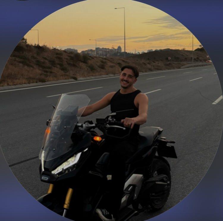 <p><span style="color:#A52A2A"><strong>SOSYAL MEDYA FENOMENİ AĞIR YARALI </strong></span></p>

<p> </p>

<p>Olayın ardından şüpheliler kaçarken, çevredeki vatandaşların ihbarı üzerine olay yerine sağlık ve polis ekibi sevk edildi. Olay yerine gelen sağlık ekiplerinin ilk müdahalesinin ardından Ataman, ambulansla Sarıyer Seyrantepe Yerleşkesindeki Şişli Hamidiye Etfal Eğitim ve Araştırma Hastanesine kaldırılarak tedavi altına alındı.</p>

<p> </p>

<p><span style="color:#A52A2A"><strong><em>Ataman’ın hayati tehlikesinin sürdüğü öğrenildi.</em></strong></span></p>

<p> </p>
