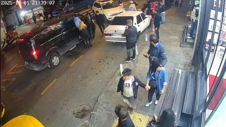 <p><span style="color:#A52A2A"><strong>ATEŞ AÇAN SALDIRGAN TUTUKLANDI </strong></span></p>

<p> </p>

<p>Hastanede sağlık kontrolünden geçirildikten sonra emniyete götürülen 3 şüphelinin ifadesi alındı.</p>

<p> </p>

<p>Hakkında 'Kasten öldürmeye teşebbüs' ve 'Ateşli silahlar kanununa muhalefet' suçlarından adli işlem başlatılan Muhammet K., adliyeye sevk edildi. Mahkemeye çıkarılan Muhammet K., tutuklanarak cezaevine gönderilirken, diğer 2 şüpheli ise emniyetteki işlemlerinin ardından savcılık kararıyla serbest bırakıldı.</p>
