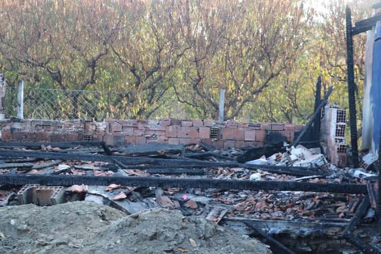 <p>Yangın ekiplerin müdahalesiyle söndürüldü. Evden çıkarılan 5 çocuktan 3'ünün zehirlenerek hayatını kaybettiği belirlendi. Yaralanan 2 çocuk da kaldırıldıkları hastanede kurtarılamadı. Yangınla ilgili yapılan ilk incelemede, kapının kilitli olduğu tespit edildi. Çocuklarını kaybetmenin acısı ile sinir krizi geçiren ve kaldırıldığı hastanede tedaviye alınan Melisa Akcan, taburcu olduktan sonra ifadesi için polis merkezine götürüldü. Adliyeye sevk edilen Melisa Akcan, adli kontrol şartıyla serbest bırakıldı. 5 kardeşin cenazeleri, bir gün sonra Acarlar Mezarlığı'nda yan yana toprağa verildi.</p>
