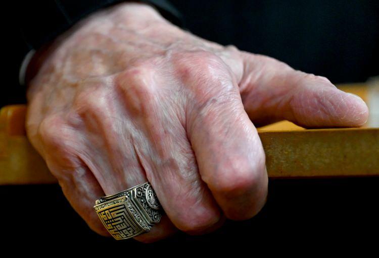 <p><span style="color:rgb(33, 37, 41)">Kare bir formda tasarlanan yüzüğün içinde, “Lâ havle ve lâ kuvvete illâ billahi’l-aliyyi’l-azim” (Güç ve kuvvet ancak yüce ve büyük olan Allah’a aittir.) ifadesi kufi sanatı kullanılarak dizayn edilerek, çevresi rumi motiflerle süslendiği görüldü. Öte yandan yüzüğün yanlarında Fettahoğlu ailesine ait olan mühür kullanıldığı öğrenildi.</span></p>
