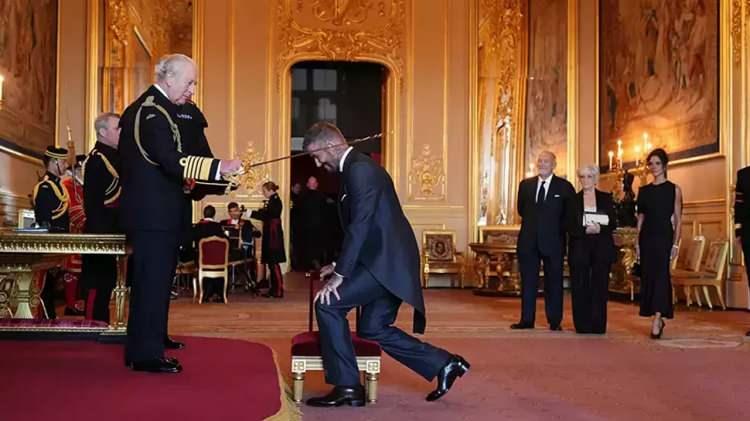 <p><strong>İngiltere Kralı III. Charles'in</strong>, doğum günü onur listesinde yer alan efsane futbolcu <strong>David Beckham'ı şövalyelik nişanına layık gördüğü</strong> törende, Beckham'a <strong><span style="color:#800080"><em>"Sir"</em></span> unvanı</strong> bizzat <strong>Kral Charles</strong> tarafından verildi. </p>
