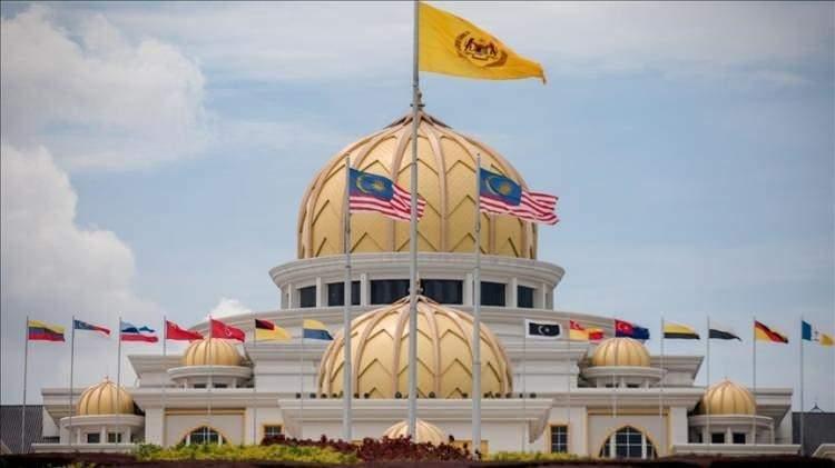 <p><strong><span style="color:#B22222">15)  MALEZYA </span> |  53,8 MİLYAR DOLAR</strong></p>
