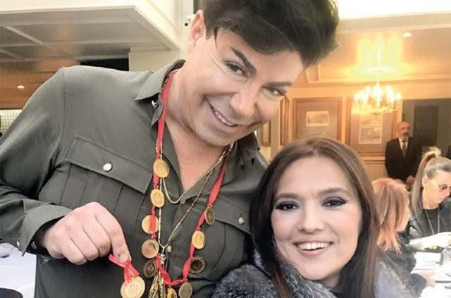 <p>Akalın, ziyaret sonrası yaptığı açıklamada,<strong><span style="color:#800080"><em> "İlk gün o kadar kötüydüm ki anlatamam. İlk düşündüğüm şey, 'iyi ki barışmışız' oldu. Kimseyle küs gitmek istemiyorum. Bir kişi daha kaldı…"</em></span> </strong>sözleriyle dikkat çekti.</p>
