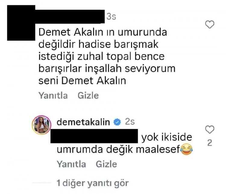 <p>Demet Akalın, bir takip&ccedil;isinin magazin sayfasında yaptığı <span style="color:#800080"><em>"Demet Akalın'ın umrunda değildir Hadise&hellip; Barışmak istediği Zuhal Topal bence&hellip; Barışırlar inşallah"</em></span><strong>&nbsp;</strong>yorumuna <strong><span style="color:#800080"><em>"Yok, ikisi de umurumda değil"</em></span>&nbsp;</strong>cevabını vererek <strong>kafaları iyice karıştırdı.</strong></p>
